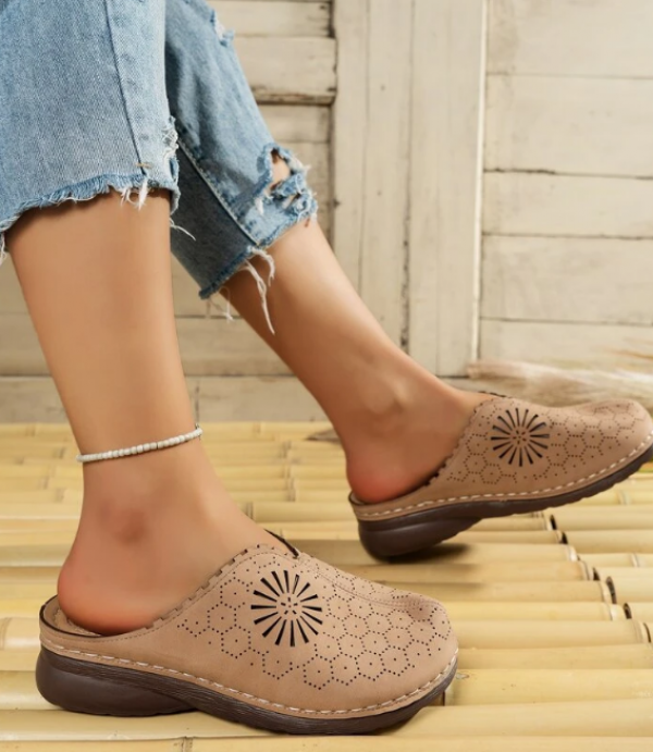Sepatu wedges dengan motif geometris